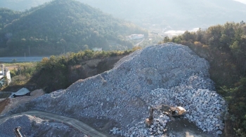 [밀착카메라] 불법 암석 창고로 쓰인 산…단풍 대신 '잿빛 돌덩이' 수북