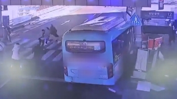 "승객 태운 뒤 돌진"…수원역 환승센터서 시민 덮친 버스