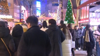 명동, 시민들로 '북적'…안전 울타리 세우고 “계속 움직이세요“