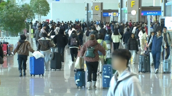 “고향 대신 해외 가요“…설렘으로 꽉 찬 공항 '북적'