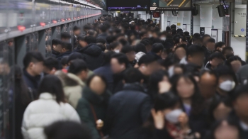 폭설에 지하철 지연운행 잇따라…험난한 출퇴근길 '북새통'