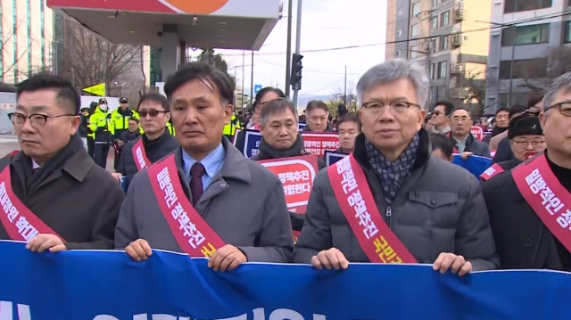 의료계 "의대증원 원점 재검토"…대통령실 "애초엔 3천명 필요했다"