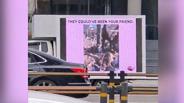 K팝 팬들, 하이브 앞 트럭 시위…"전쟁에 책임감 가져라" [소셜픽]
