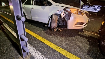 보호난간 들이받은 차량, 운전자는 '음주 측정 거부'