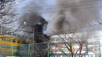 “실내화도 못 갈아 신고…“ 초등학교 수업 중 불, 550명 대피