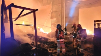 일산 휴지 제조공장서 큰 불…7개 동 건물 완전히 불타