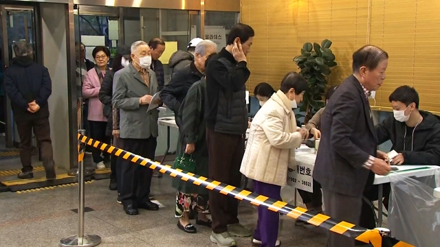 "투표소 열기도 전에 왔어요"…제22대 총선, 유권자 선택 시작됐다