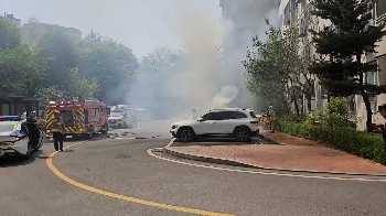 [영상] 노량진 아파트 주차된 차량에서 불…인명피해 없어