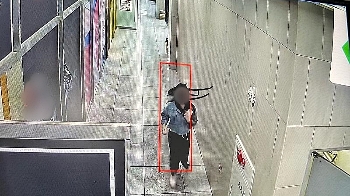 긴 생머리에 청재킷…'명품백 도둑' CCTV에 딱 걸렸다