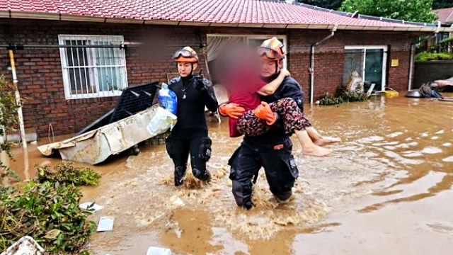 하천 범람에 10여명 고립…'시간당 146㎜' 기록적 폭우