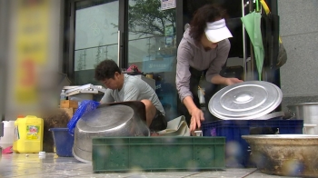 '뻘밭' 된 가게 내부…“오늘 또 비 온다는데“ 막막한 상인들