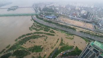 서울 시간당 30~50mm 큰비…주요 도로 막히며 출근길 '혼잡'