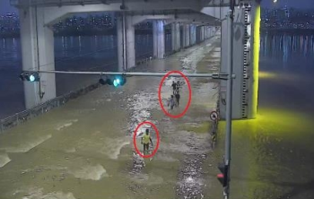 물에 잠긴 잠수교에 학생들이 왜…CCTV 덕분에 구조