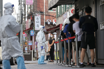 나흘 만에 확진자 200명대…국민 절반 넘게 '3단계 격상 필요'