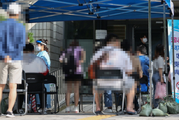 신규 126명 확진, 지역 감염 세 자릿수…정부 “검사 조작, 시도 자체가 불가“