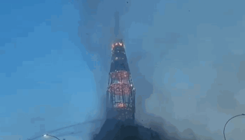 [영상] 144년 된 교회 첨탑이 쿵…칠레 반정부 시위대 교회 불태워