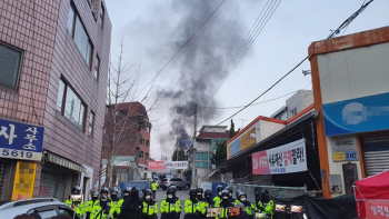 화염병 던지고 인화물질 뿌리고…사랑제일교회 강제철거 무산