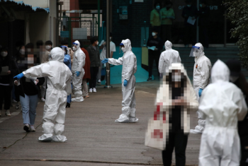 학생·교직원 56명 확진…병원서 확진자와 같은 시간대 머무른 고3 수험생도