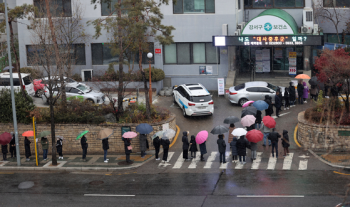 거리두기 올리려면 확진자 지금보다 더 나와야?…기준은 800명, 아직은 722명