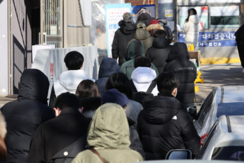 이틀째 1000명대, 사망자 22명 최다…“연말 앞두고 숙박시설 만실“