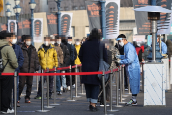 “누적 확진자 40% 한 달 새 발생“…이틀째 1,000명대