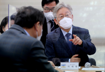 기본소득 '화장품 샘플' 빗댄 비판에 이재명 “어려움 없이 살았나?“ 직격