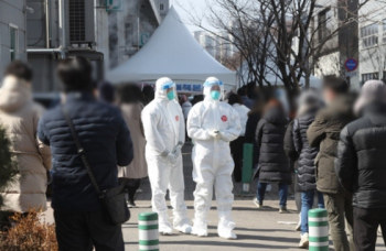 '집단감염' 공장서 2명 연락두절…외출 전 합숙생활