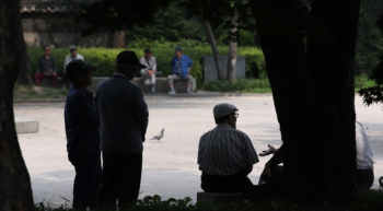 “고령화 속도 빠른 한국, 노인빈곤율도 OECD 평균 3배“