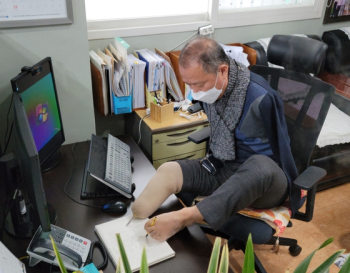 [전국24시]'나의 왼발' 하나로 58세에 박사 된 이범식 씨