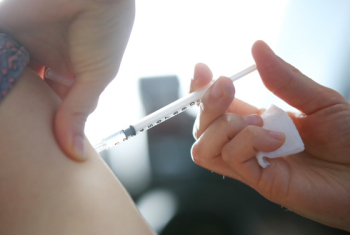 백신 접종 뒤 사망 사례 2건 “연관성 확인 중…과도한 불안 지양“