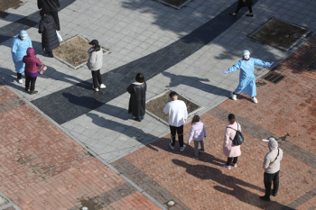 신규 398명…거리두기 개편하지만 적용 시기는 '미정'