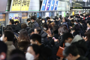 밤 10시면 사람들 바글바글…'지하철 감축 운행' 해제한다