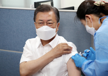 문 대통령 “75세 접종 시작, 정부 믿고 받으세요“