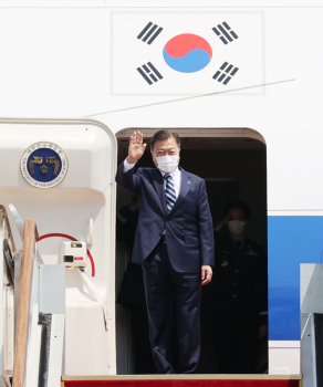 문 대통령, 바이든 미국 대통령과 정상회담 위해 출국