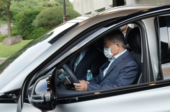 수소차 직접 몰면서 퇴근…문 대통령 “달리는 공기청정기“