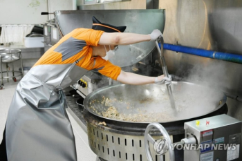 국방부, 조리병 1000여명 추가 투입…'조리용 로봇'도 도입