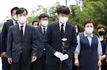 이준석, 권양숙 여사 만나 “노무현 전 대통령 폄훼 막겠다“