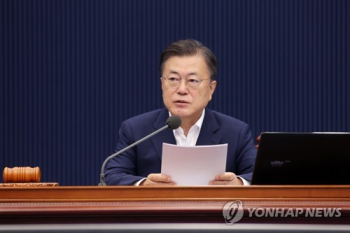 문 대통령 “수도권 역학조사 확대…2030 밀집시설 선제 검사“