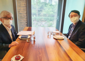 최장집 교수 만난 윤석열 “정권교체 안 하면 개혁꾼·선동가 더욱 판칠 것“