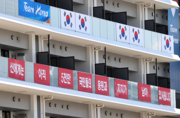 “신에게는 아직…“ 한국 선수촌 현수막에 발끈한 일 언론