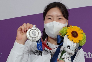 꼴찌로 올라가 2위 이변…권총 김민정 '깜짝 은메달'