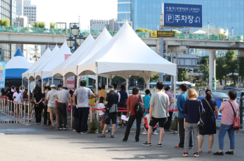 코로나19 신규 확진자 1729명…주말 최다 기록 경신