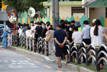 '1930명 확진' 나흘째 2000명 안팎…'광복절 연휴' 고비