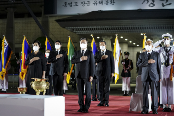 문 대통령 “매우 의미있는 귀환, 홍범도 장군 고귀한 뜻 알려야“ 