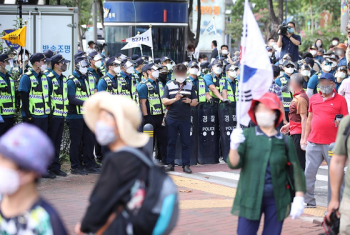 전광훈 측 “걷기운동 막은 경찰관 개개인 고발할 것“