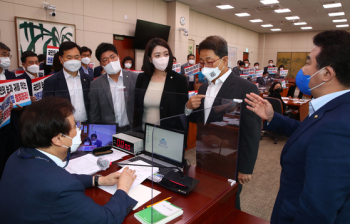 언론중재법, 국회 문체위 통과…野 피켓 시위에도 '속수무책'