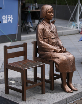 외교부 “일본 교과서 '종군 위안부' 표현 삭제, 매우 유감“