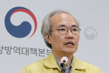 정부 “접종률 상승에 환자 감소세 유지 가능성 높아“