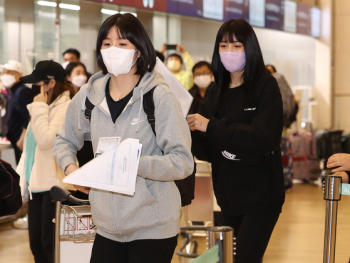 이재영·이다영 그리스로 출국…엄마는 “야, 고개 들어“