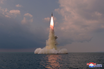  “새 SLBM, 잠수함서 발사“…김정은 없이 급 낮춘 발사, 왜?